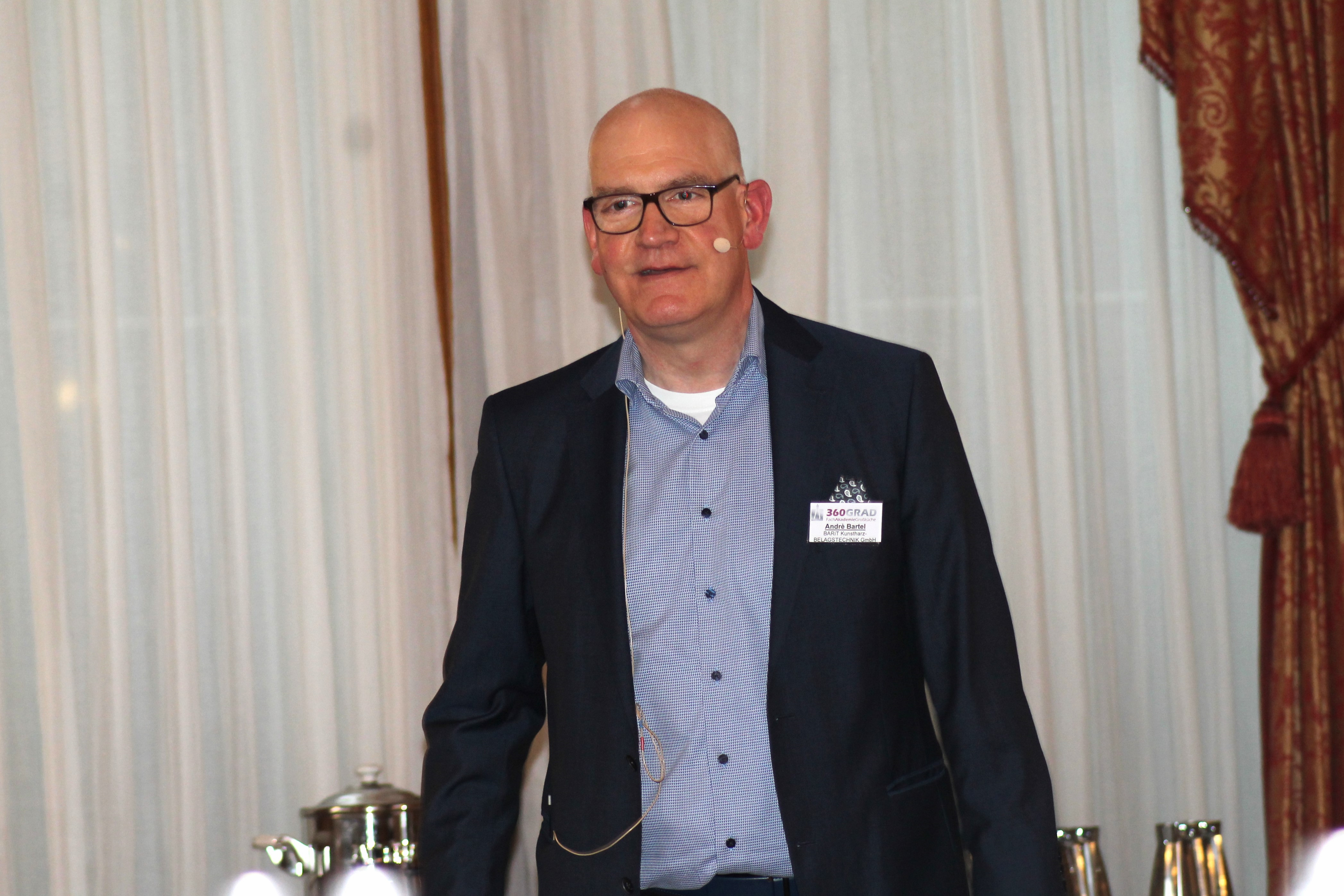 André Bartel referiert über Bodenkonstruktionen in Grossküchen.